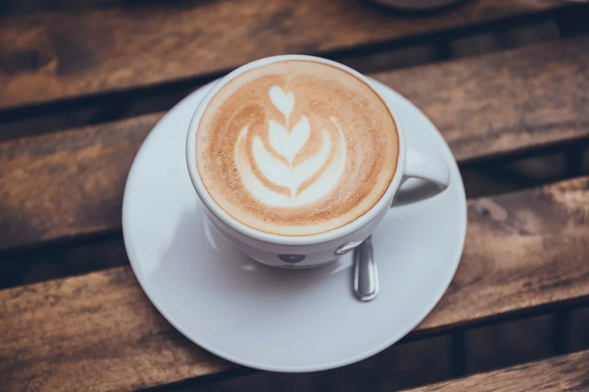 Taza de café, uno de los hábitos que más acortan un blanqueamiento dental